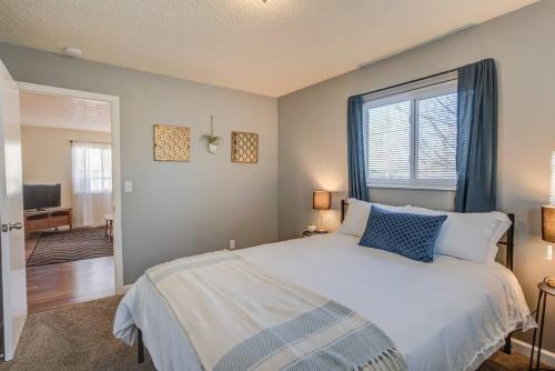 una camera con un grande letto e una finestra di CO Traveler's Value Parks Sunsets CO Perfect a Colorado Springs