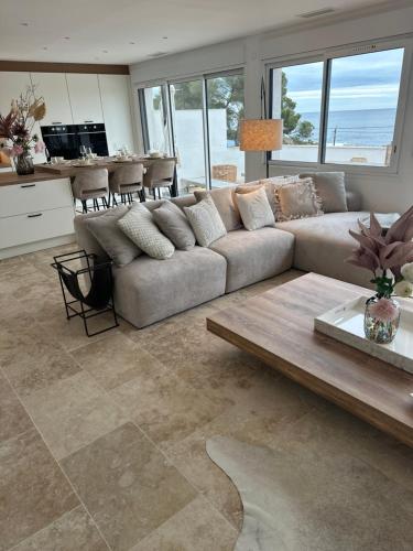 un salon avec un canapé et une table dans l'établissement Loft 83380 LES ISSAMBRES, aux Issambres