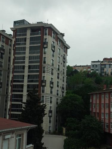 un edificio de apartamentos alto en medio de una ciudad en Miracle HYLen Hotel, en Estambul