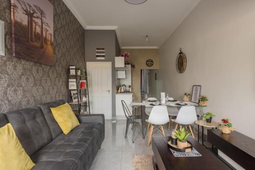 salon z kanapą i stołem w obiekcie Evans Village - Stunning Apartments w mieście Johannesburg