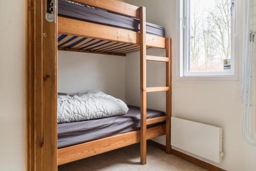 a bunk bed in a room with a bunk bed in a room at Sportsby Vejen - Danhostel, huse og lejligheder in Vejen