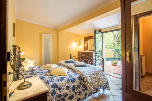 a bedroom with a bed and a sliding glass door at Appartamento Ocra in Asciano