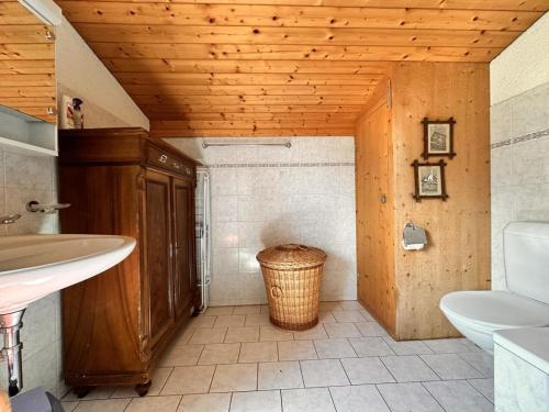 uma casa de banho com um lavatório e um WC em Revier Natur pur em Glarus