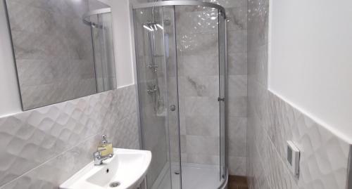 y baño con ducha, lavabo y aseo. en ECO HOUSE, en Szypliszki