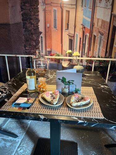 una mesa con platos de comida y una botella de vino en Luxe Mediterraanse Suite, en Rijssen