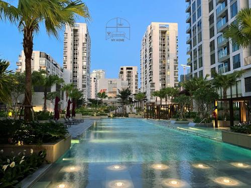 una piscina en una ciudad con edificios altos en Cardinal Court 2BR Luxury Suite in Phu My Hung en Ho Chi Minh