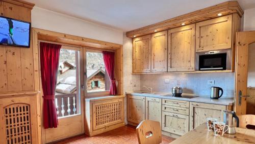 Кухня или мини-кухня в Bike&Ski Saroch Apartments
