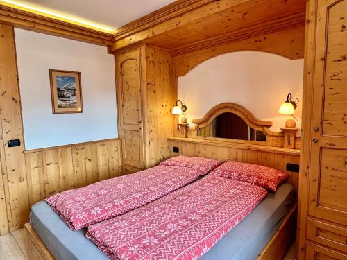 Кровать или кровати в номере Bike&Ski Saroch Apartments