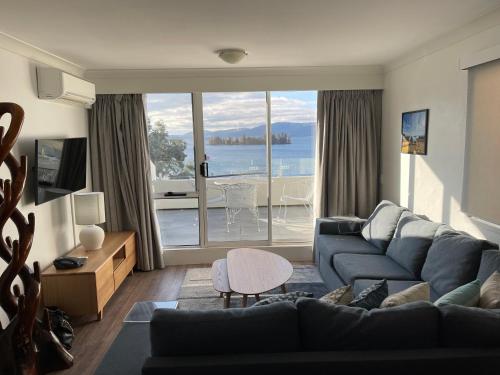 Χώρος καθιστικού στο Horizons 424 Lake Jindabyne Waterfront 2 Bedroom Apartment