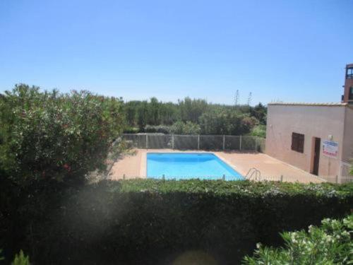 une piscine dans une cour clôturée dans l'établissement Studio avec Mezzanine classé 3 etoiles en bord de Mer, à Saint-Cyprien