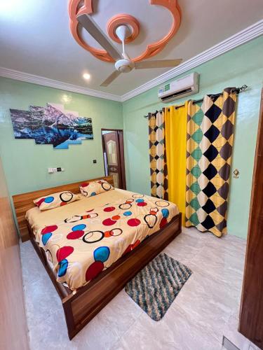 um quarto com uma cama e uma ventoinha de tecto em FS service em Ouagadougou