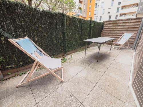 twee stoelen en een tafel op een patio bij TEA&CHILL- Oréo - 2 terraces - 10 min from metro in Bobigny