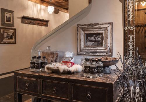 ヴァル・ディゼールにあるChalet Marie - Les Chalets COVARELのソーダのボトルが置かれた木製のドレッサー