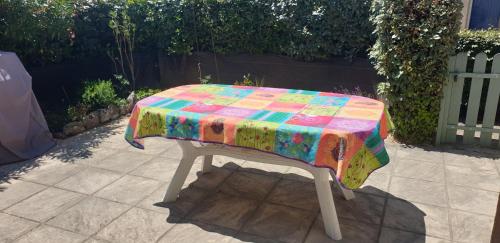 une table avec un tissu de table coloré dans l'établissement Petite maison en Ardèche, à Saint-Martin-dʼArdèche