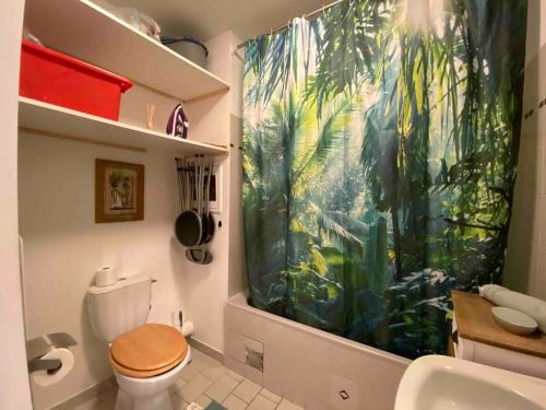 A bathroom at *Good vibes-studio* confort/calme à Romainville