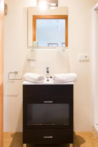a bathroom with a black sink and a mirror at Casa Roble B&B in Cómpeta