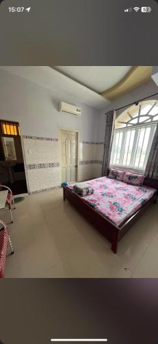 a bedroom with a large bed in a room at Nhà nghỉ Vân Châu-Cát Tường in Ấp Chô Bên