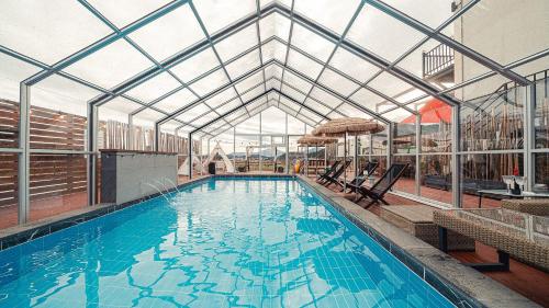 una gran piscina con techo de cristal en Majoong Pool Villa Pension en Gyeongju