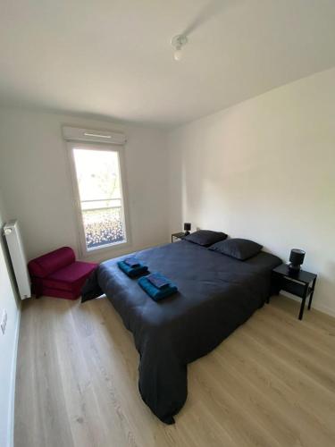 - une chambre avec un grand lit et une fenêtre dans l'établissement Flat Bobigny near Paris 1 min from the metro, à Bobigny