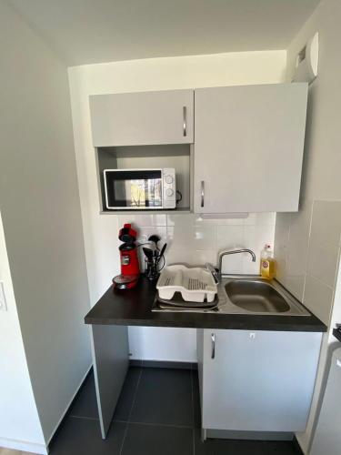 Kuchyň nebo kuchyňský kout v ubytování Flat Bobigny near Paris 1 min from the metro