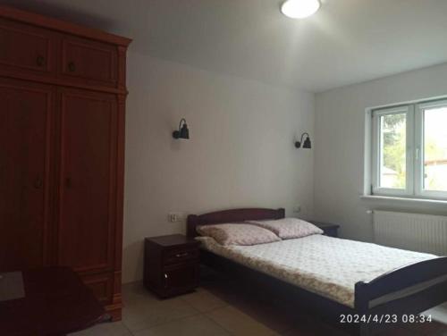 1 dormitorio con cama y ventana en Krynica - pokoje, en Krynica Morska