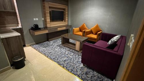 a living room with two couches and a tv at فوربوينتس الشهباء Four points Alshahba in Jeddah
