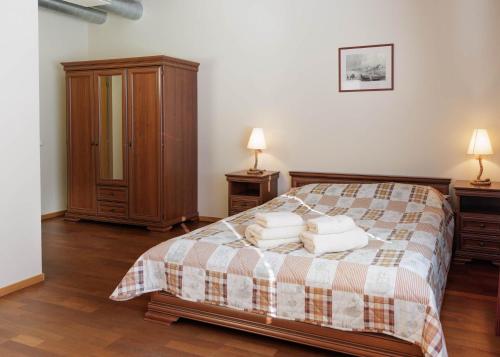 ein Schlafzimmer mit einem Bett mit Handtüchern darauf in der Unterkunft Grand Holm Kapteni apartment in Haapsalu