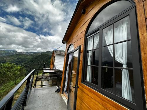 un balcone di una casa con finestra di Sapa Wind’s House a Lao Cai