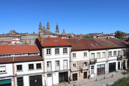 Pemandangan umum bagi Santiago de Compostela atau pemandangan bandar yang diambil dari hotel
