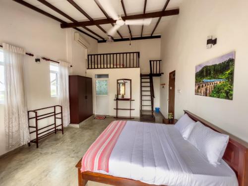 een slaapkamer met een groot bed in een kamer bij Light House View Inn - Galle Fort in Galle