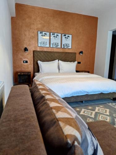 una camera d'albergo con due letti e due posti a sedere di Hotel boutique Danifeld Inn a Voronet