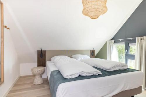 Giường trong phòng chung tại Wetterhaghe 10 - luxe vakantievilla in Friesland, HEEG -