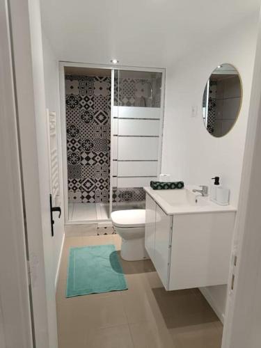 une salle de bain blanche avec des toilettes et un lavabo dans l'établissement l'échappée verte, à Le Mée-sur-Seine