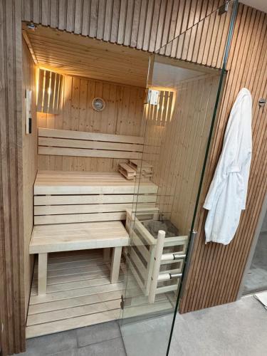 - un sauna avec un banc et une serviette dans l'établissement MyBlueVista LUXURY WELLNESS VILLA La Mer NEAR MONACO, à Roquebrune-Cap-Martin