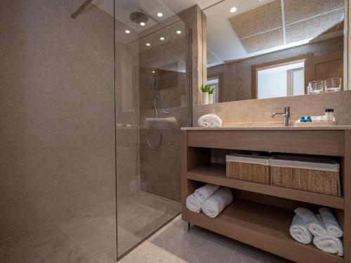 La salle de bains est pourvue d'une douche et d'un lavabo. dans l'établissement PALASIET Thalasso Clinic&Hotel, à Benicàssim