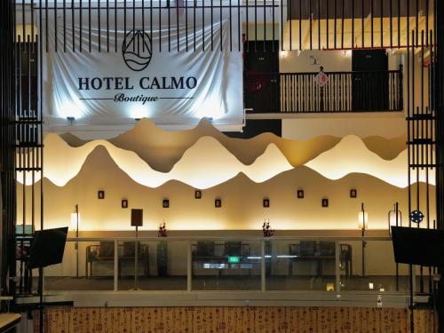a hotel lobby with a hotel calzone sign on the wall at Hotel Calmo Chinatown in Singapore
