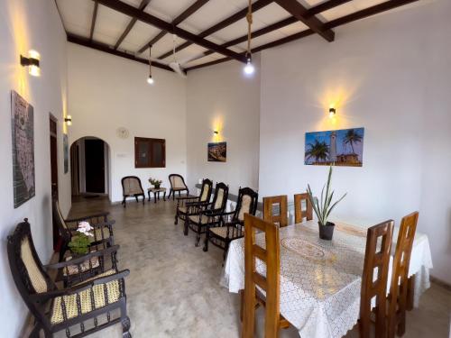 - une salle à manger avec une table et des chaises dans l'établissement Light House View Inn - Galle Fort, à Galle
