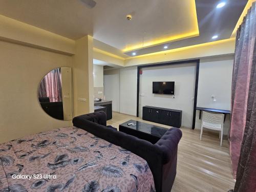 ein Schlafzimmer mit einem Bett und einem großen Spiegel in der Unterkunft 4 Season hotel in Lucknow