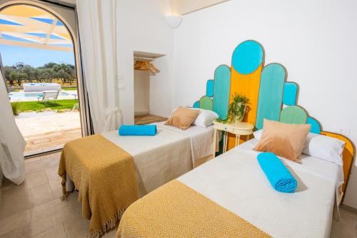Duas camas num quarto com vista em Villa Angelita by Villa Plus em Ceglie Messapica