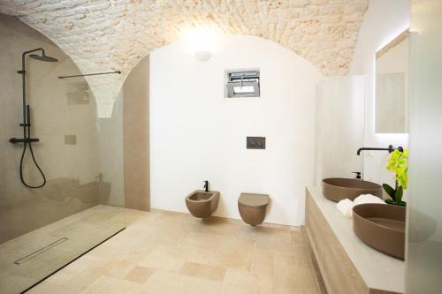 uma casa de banho com 2 WC e um chuveiro em Villa Angelita by Villa Plus em Ceglie Messapica