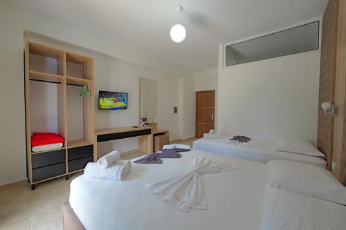 Postel nebo postele na pokoji v ubytování Hotel Esmerald Ksamil