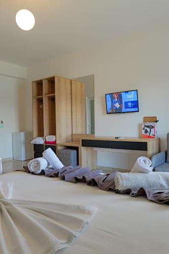 Postel nebo postele na pokoji v ubytování Hotel Esmerald Ksamil
