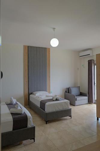 Postel nebo postele na pokoji v ubytování Hotel Esmerald Ksamil