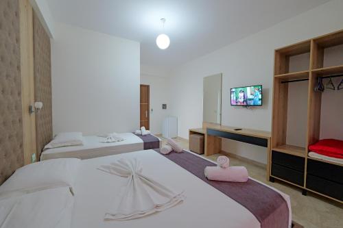 Postel nebo postele na pokoji v ubytování Hotel Esmerald Ksamil