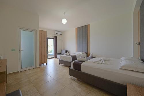 Postel nebo postele na pokoji v ubytování Hotel Esmerald Ksamil