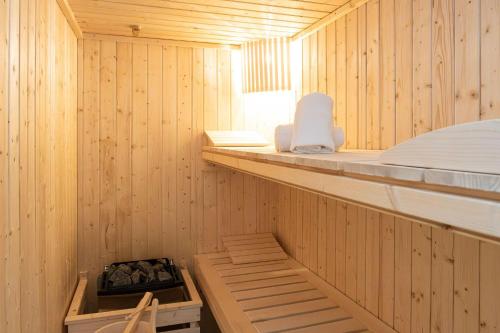 a sauna with wooden walls and wooden shelves in it at Reethuis-am-Dorfteich-Ferienhaus-Stephanie-02 in Wenningstedt