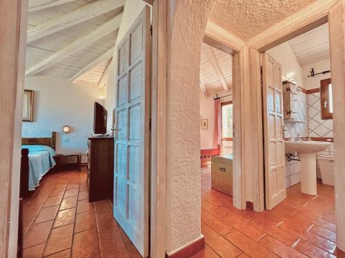Habitación con una puerta que conduce a un dormitorio en Beach Home Baja Sardinia, en Baja Sardinia