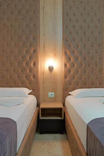 Postel nebo postele na pokoji v ubytování Hotel Esmerald Ksamil