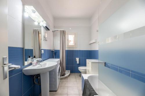 Sant Francesc de s'EstanyにあるCan Pep Ramon 2の青と白のバスルーム(洗面台、トイレ付)