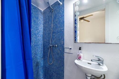 a bathroom with a sink and a shower with a mirror at Can Pep Ramon 2 in Sant Francesc de s'Estany